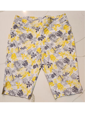 Hearts of Palm Women 20W Yellow Gray Tropical Leaf Bermuda Shorts Stretch Capris